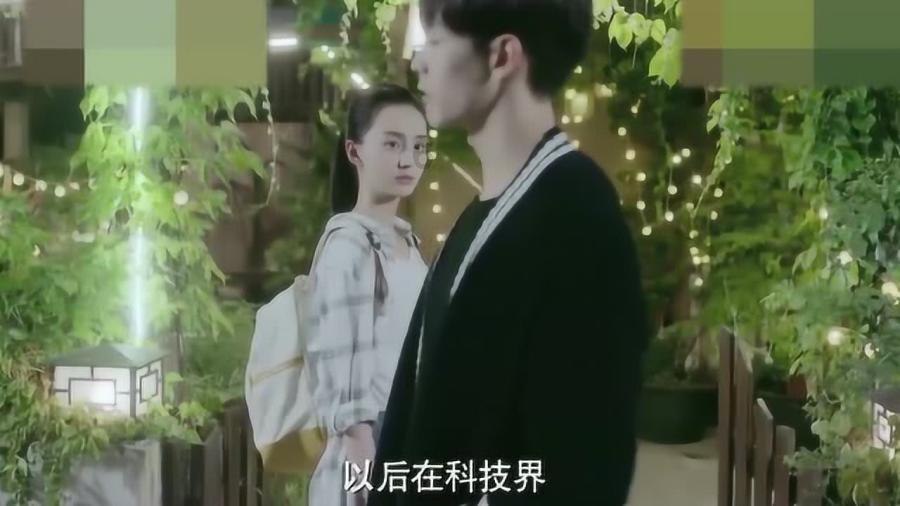 逃出轿车的女孩